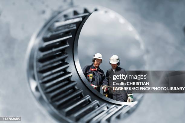 large gears - industriearbeiter stock-fotos und bilder