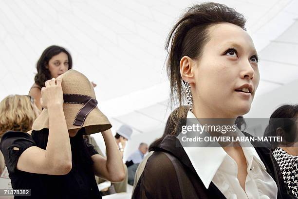 Chinese actress Hoe Lei is pictured prior German designer Karl Lagerfeld Fall/Winter 2006-07 Haute Couture show for Chanel, 06 July 2006 in Paris....