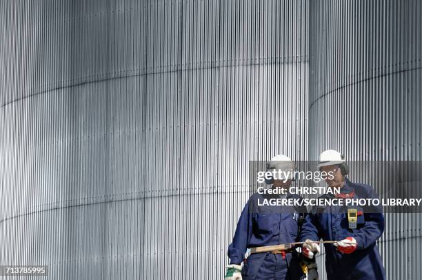 engineers by oil storage tower - refinery fotografías e imágenes de stock