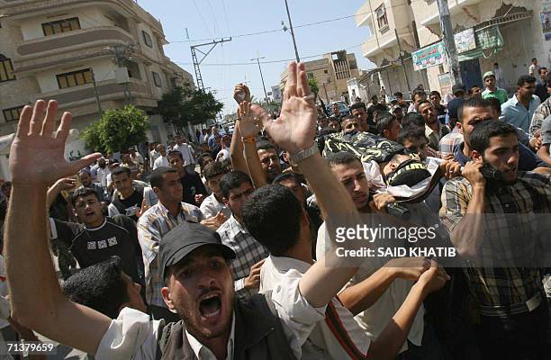 Palestinian relatives of Mohammed Abu Taer cary his body during his funeral in the Abassan area of Khan Yunis the southern Gaza Strip, 06 July 2006....