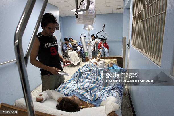 Pacientes permanecen en los pasillos del Hospital General San Juan de Dios en Ciudad de Guatemala, el 06 de julio de 2006. La falta de medicinas y...