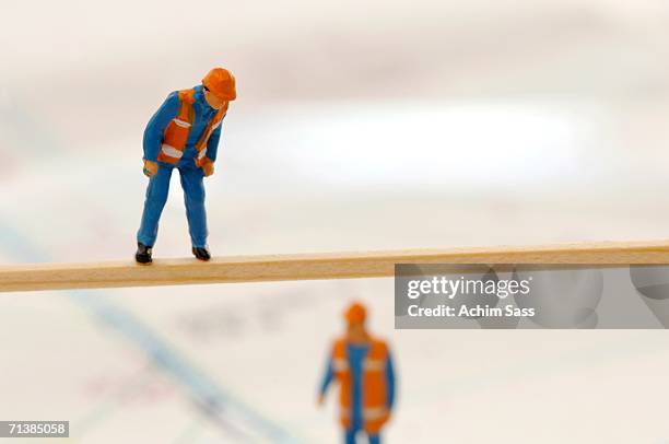 figurines of construction worker - representación humana fotografías e imágenes de stock