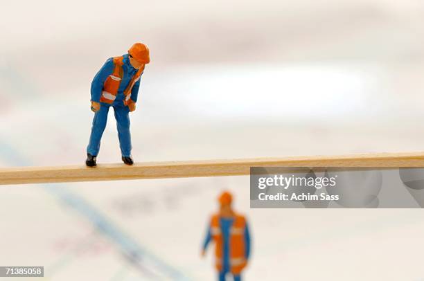 figurines of construction worker - figurine stockfoto's en -beelden