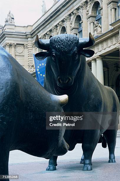 germany, bull and bear sculptures outside frankfurt stock exchange - borsa di francoforte foto e immagini stock