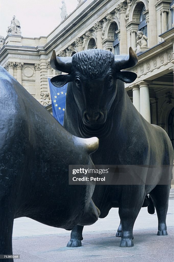 Germany, Bull and bear sculptures outside frankfurt stock exchange