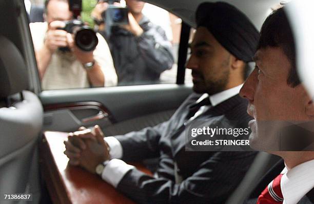 London, UNITED KINGDOM: Jockey Kieren Fallon arrives the Horseracing Regulatory Authority for a hearing with a panel in London 07 July 2006. The club...