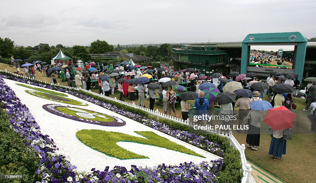 Tennis fans observe a two-minute silence