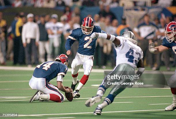 Kicker Steve Christie of the Buffalo Bills sets a Superbowl record with this fifty four yard field goal against the Dallas Cowboys in Super Bowl...