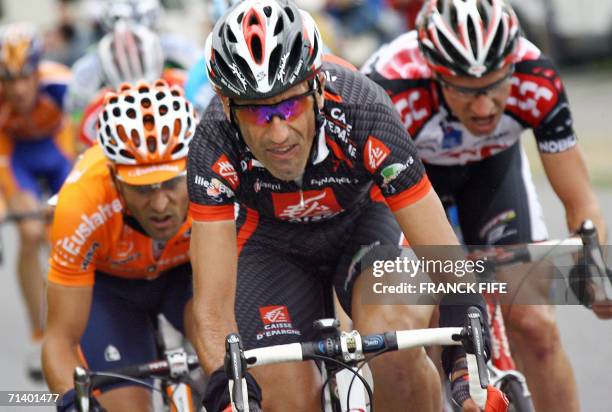 Saint-Meen-le-Grand, FRANCE: Spain's Jose Vicente Garcia Acosta leads The Netherlands' Pieter Weening and Germany's Jens Voigt as they break away...