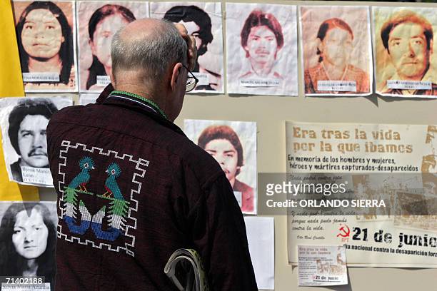 Un hombre observa fotografias de victimas del genocidio en Guatemala colocadas en la plaza de La Constitucion, frente al Palacio Nacional de la...