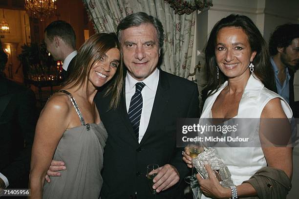 Carine Roitfield, poses with Sidney and Katia Toledano at the 'Comite Vendome' diner at the Ritz hotel on Place Vendome, July 6, 2006 in Paris,...