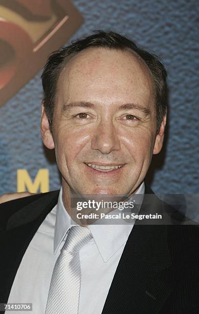 Actor Kevin Spacey poses as he arrives to attend the premiere of the Bryan Singer's film "Superman returns" on July 10, 2006 in La Defense, outside...