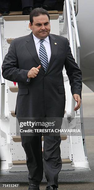 Antonio Saca, presidente de El Salvador, baja las escaleras del avion presidencial al llegar al aeropuerto Tocumen el 10 de julio de 2006 en la...