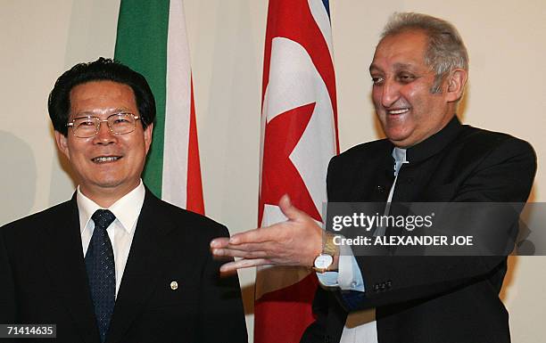 Pretoria, SOUTH AFRICA: South African Deputy Foreign Minister Aziz Pahad poses 11 July 2006 in Pretoria with his counterpart from the Democratic...