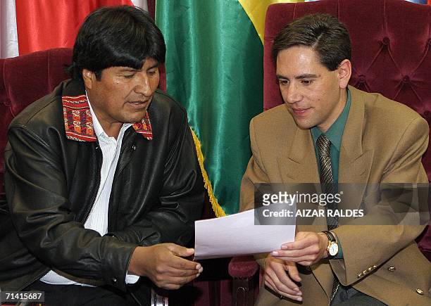 El presidente de Bolivia Evo Morales le entrega un documento a Salvador Romero, presidente de la Corte Nacional Electoral , donde consta la...