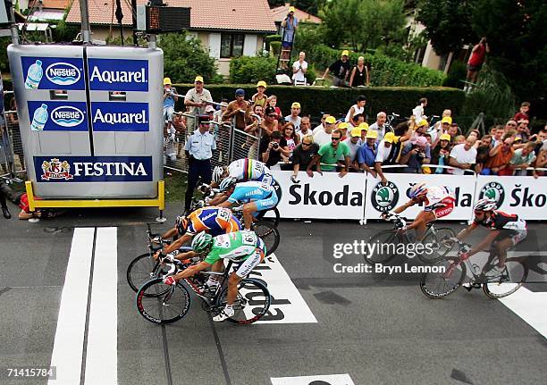 Oscar Freire of Spain and Rabobank sprints for the finish line as he wins stage 9 of the 93rd Tour de France from Bordeaux to Dax, on July 11 2006,...