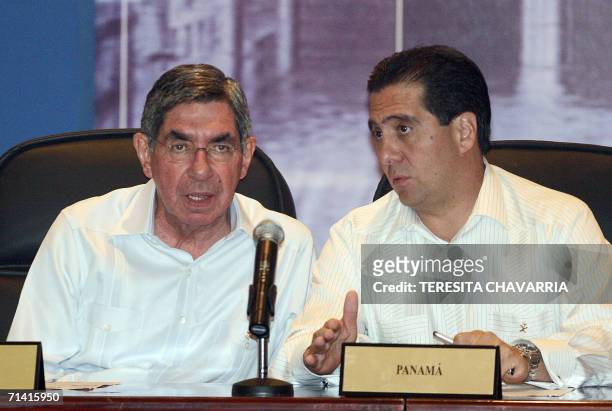 Oscar Arias , presidente de Costa Rica, conversa con su homologo Martin Torrijos, su homologo de de Panama, el 11 de julio de 2006 al finalizar la...