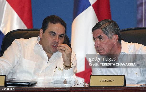 Antonio Saca , presidente de El Salvador, conversa con su homologo de Costa Rica Oscar Arias, el 11 de julio de 2006 al finalizar la XXVIII Reunion...