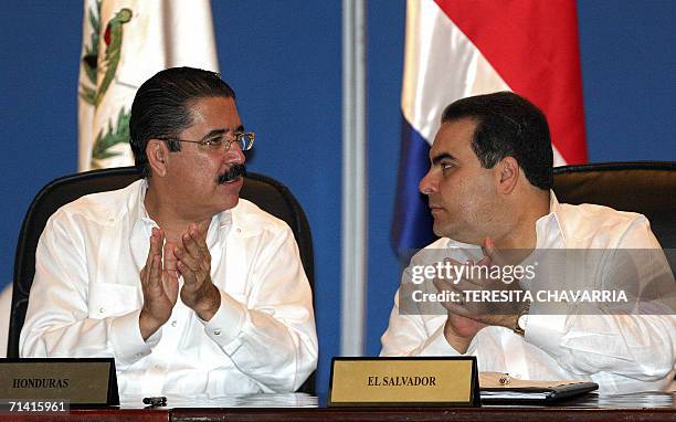 Jose Manuel Zelaya , presidente de Honduras conversa con Antonio Saca , presidente de El Salvador el 11 de julio de 2006 al finalizar la XXVIII...