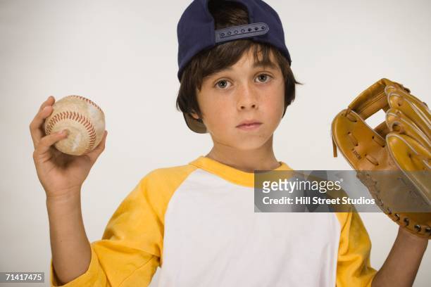 boy with baseball and mitt - honkbaltenue stockfoto's en -beelden