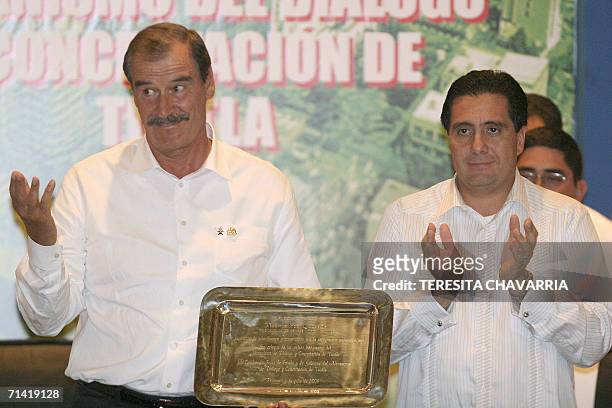 Martin Torrijos , presidente de Panama aplaude a Vicente Fox, presidente de Mexico; luego de entregarle una placa de reconocimiento el 11 de julio de...
