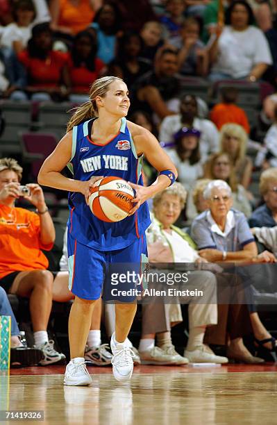 Becky Hammon of the New York Liberty gets in position for the play against the Detroit Shock on June 1, 2006 at the Palace of Auburn Hills in Auburn...