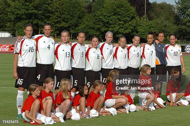 German Team pose bevor the game of the Women's U19 European Championship Final Round between Germany and Sweden. From left: Josephine Schlanke,...