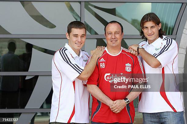 Liverpool, UNITED KINGDOM: Liverpool soccer manager Rafael Benitez flanked by his new players Brazilian left-back Fabio Aurelio and Argentinian...