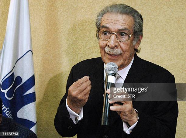 El ex dictador Efrain Rios Montt responde preguntas de la prensa en Ciudad de Guatemala, el 12 de julio de 2006. Rios Montt aseguro que la orden de...