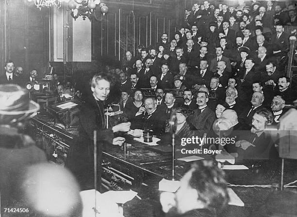 French physicists Paul Langevin and Marie Curie stand in front of a... Photo d'actualité - Getty Images