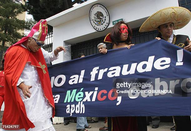Integrantes de la Asociacion Permanente de Derechos Humanos protestan frente a la embajada de Mexico en Ecuador, el 12 de julio de 2006 en Quito,...