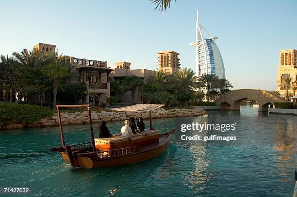 view of madinat jumeirah seen from the lake - hotel madinat jumeirah stockfoto's en -beelden