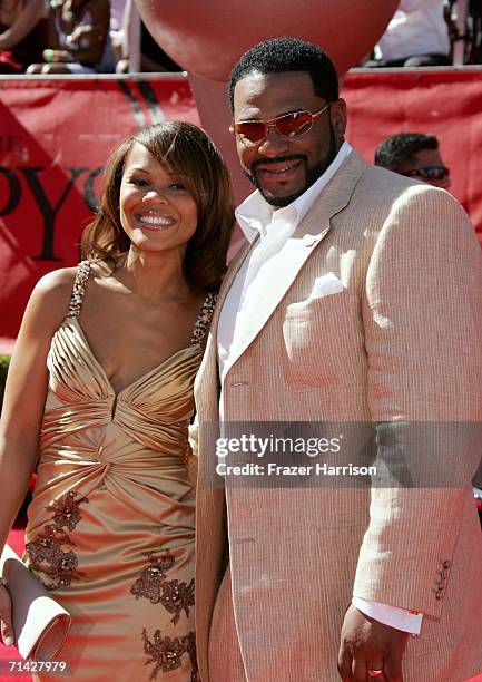 Pittsburgh Steelers player Jerome Bettis and his wife arrive at the 2006 ESPY Awards at the Kodak Theatre on July 12, 2006 in Hollywood, California.