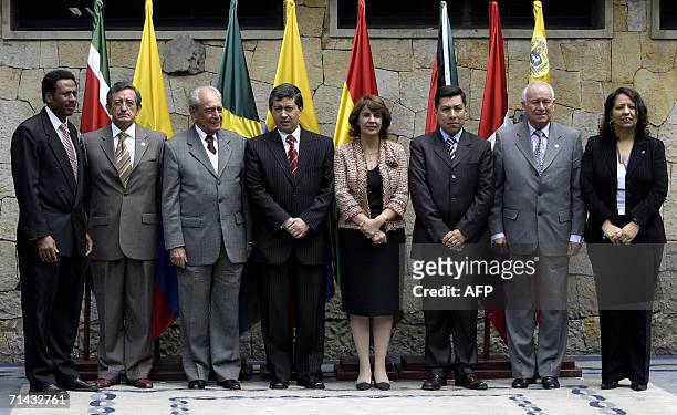 El ministro de Defensa de Surinam, Ivan Fernald; ministro de Defensa de Ecuador, Oswaldo Jarrin Roman; ministro de Defensa de Brasil, Waldir Pires;...
