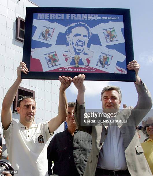 Boulogne-sur-Mer, FRANCE: French football team midfielder Franck Ribery and Boulogne-sur-Mer Mayor Frederic Cuvillier hold a poster 14 July 2006 in...