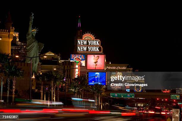 buildings lit up at night, las vegas, nevada, usa - the strip las vegas stock-fotos und bilder