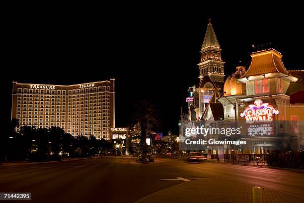 buildings lit up at night, las vegas, nevada, usa - las vegas hotel stock pictures, royalty-free photos & images