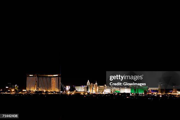 buildings lit up at night, las vegas, nevada, usa - las vegas skyline stock pictures, royalty-free photos & images