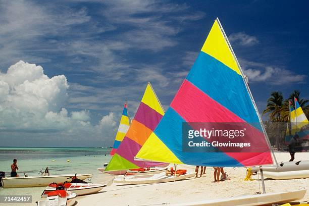 sailboats on a sunny beach, treasure island, abaco, bahamas - abaco islands stockfoto's en -beelden