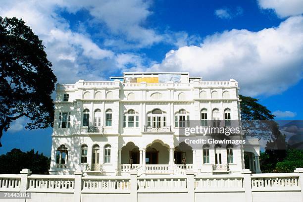 front view of the stately white hall, port of spain, trinidad, caribbean - porto de espanha - fotografias e filmes do acervo