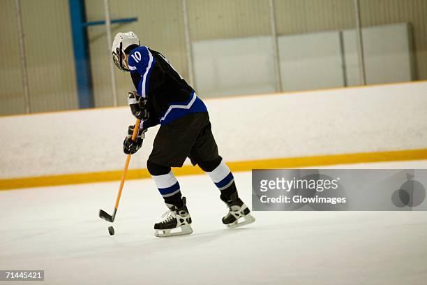 side profile of an ice hockey player playing ice hockey - ijshockeystick stockfoto's en -beelden