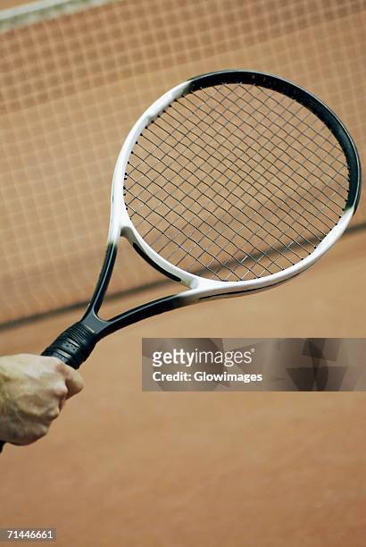 close-up of a person's hand holding a tennis racket - tennis raquet close up photos et images de collection