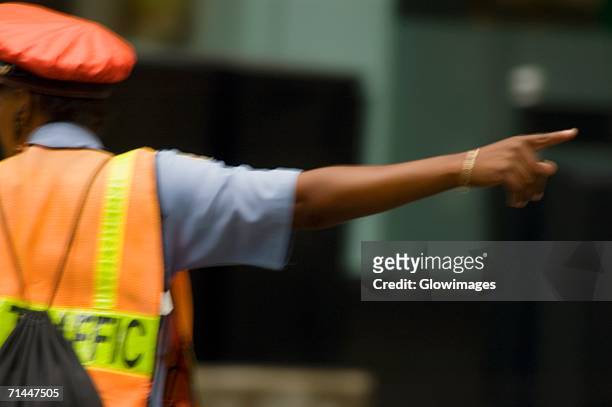 rear view of a traffic cop directing traffic, chicago, illinois, usa - traffic police officer - fotografias e filmes do acervo