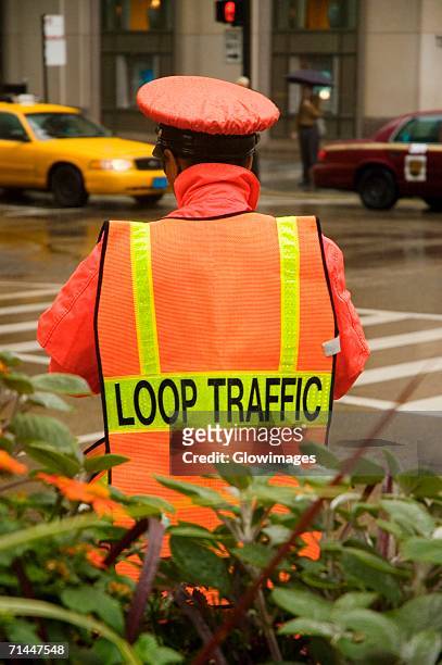 rear view of a traffic cop, chicago, illinois, usa - traffic police officer - fotografias e filmes do acervo