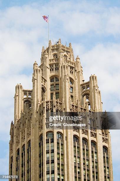 low angle view of a tower, chicago tribune tower, chicago, illinois, usa - tribune tower stockfoto's en -beelden