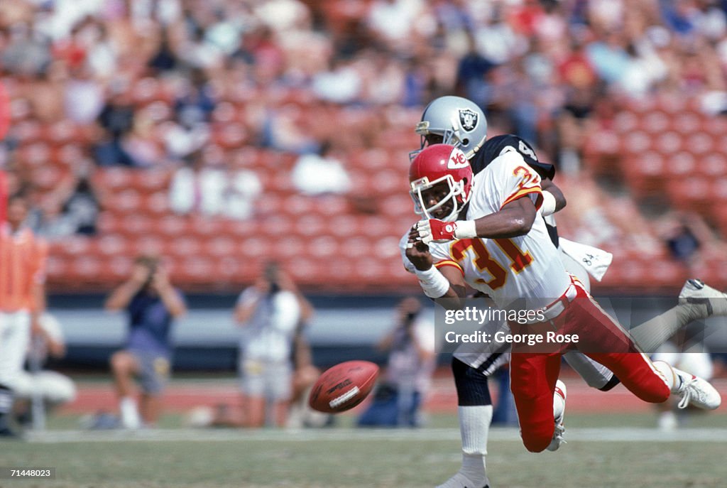 Kansas City Chiefs v Los Angeles Raiders