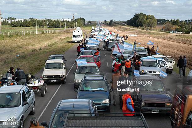 Gualeguaychu, ARGENTINA: Pobladores argentinos bloquean con una caravana de vehiculos una ruta principal de transito de carga entre los paises del...