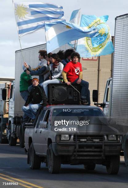 Gualeguaychu, ARGENTINA: Pobladores de Gualeguaychu cargando grandes banderas argentinas y uruguayas, bloquean con una caravana de vehiculos una ruta...