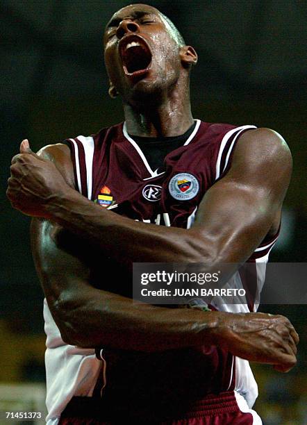 Oscar Torres de Venezuela, festeja tras vencer a Brasil por 83-82 en un partido del Campeonato Sudamericano de Basquetbol masculino, clasificatorio...