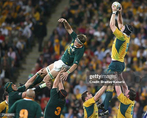 Daniel Vickerman of the Wallabies wins the line out during the 2006 Tri Nations series Mandela plate match between Australia and South Africa at...